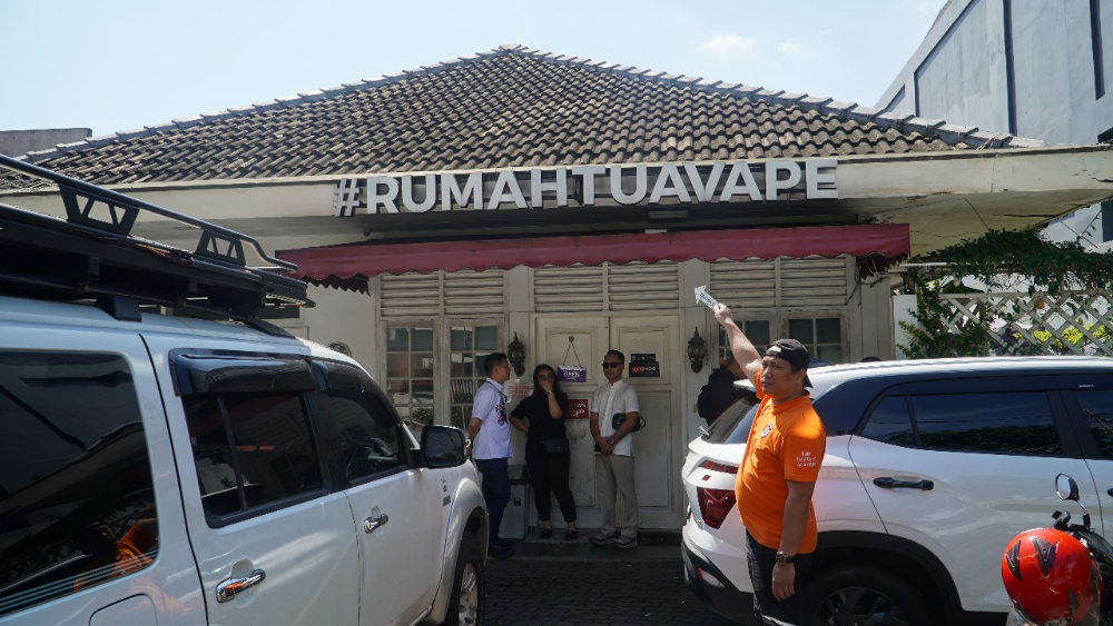 Misteri Kematian Diplomat Muda Kemenlu Arya Daru, Kementerian HAM: Kesimpulan Awal Polisi Seharusnya Tidak Final Polisi melakukan rekontruksi kematian Arya Daru Pangayunan di kosan kawasan Menteng Jakarta Pusat. (BeritaNasional/Bachtiarudin Alam)