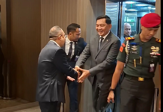 Wakil Ketua DPR Sufmi Dasco Ahmad menyambut Menteri Pertahanan (Menhan) Sjafrie Sjamsoeddin yang bersiap mengikuti rapat dengan Komisi I DPR (BeritaNasional/Elvis Sendouw/Ist)