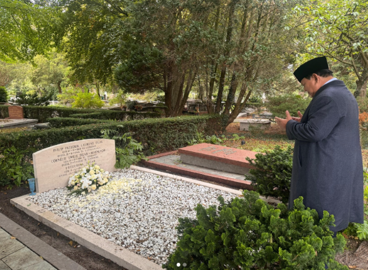 Momen Presiden Prabowo berziarah ke makam kakek dan neneknya di pemakaman umum Oud Eik en Duinen, Den Haag. (Foto/Instagram)