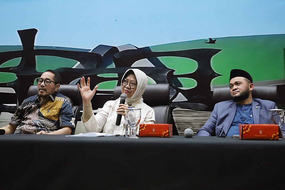 MPR gelar Diskusi Konstitusi dan Demokrasi Indonesia dengan tema “Hubungan Pusat dan Daerah (Optimalisasi Desentralisasi dan Otonomi Daerah)”. (BeritaNasional/Elvis Sendouw)