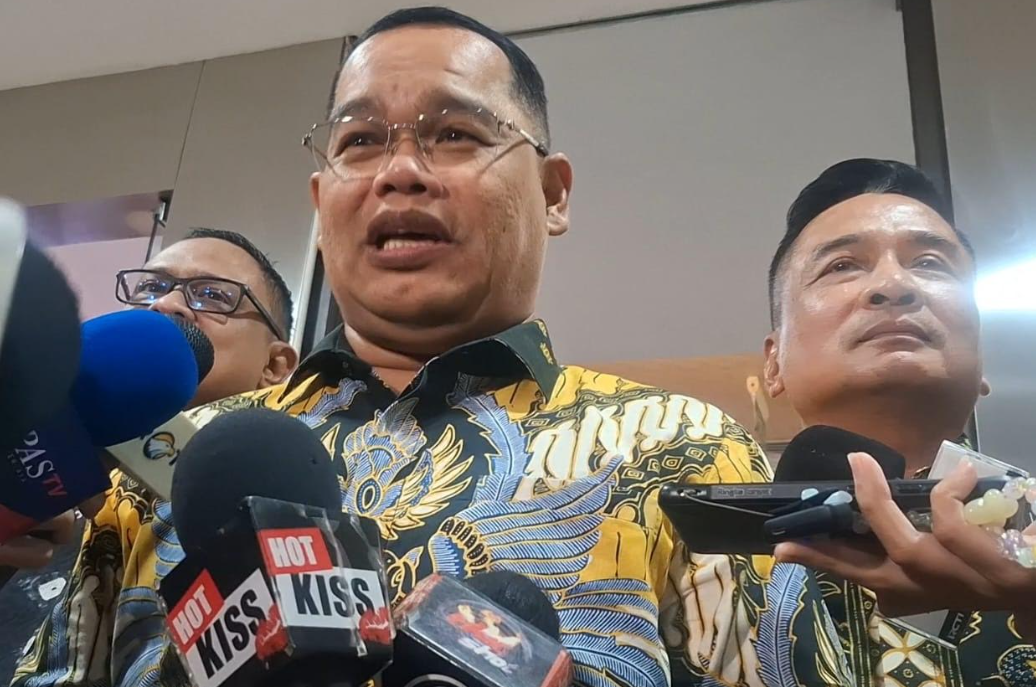 Pengacara RK, Muslim Jaya Butarbutar berikan keterangan tentang RK yang menolak damai. (BeritaNasional/Bachtiaruddin alam)