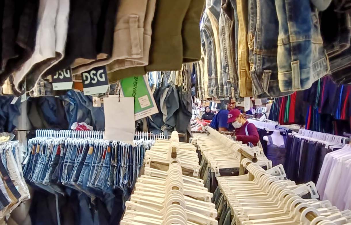 Pembeli memilih pakaian impor bekas di Pasar Senen,Jakarta, Senin (29/9/2025). Kementerian Perdagangan menyebutkan nilai impor kategori barang tekstil jadi dan pakaian bekas pada periode Januari-Juli 2025 mencapai 78,19 juta dolar AS atau meningkat 17,33 persen dibandingkan periode yang sama tahun sebelumnya. (Beritanasional.com/Oke Atmaja)