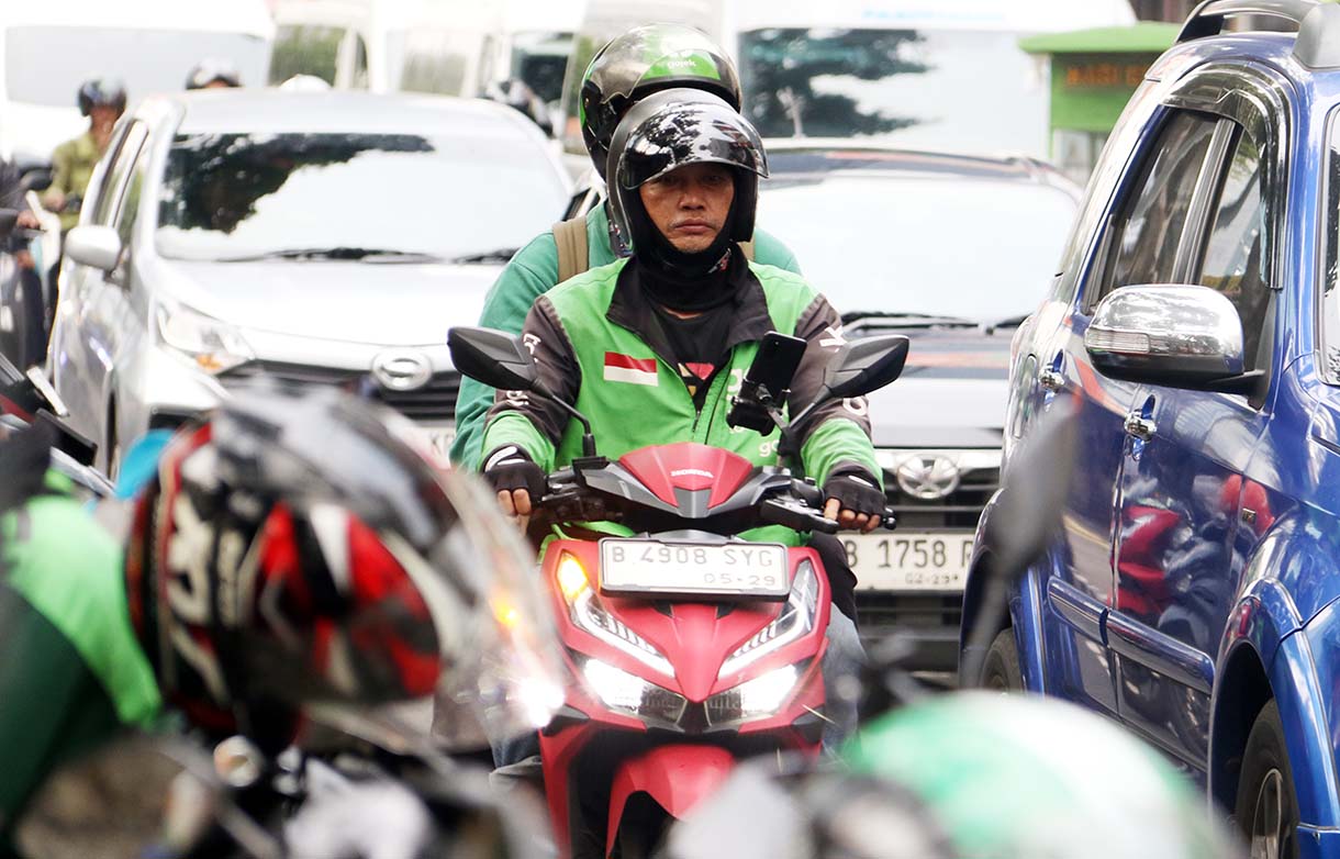 Pengemudi ojek daring melintas di dekat stasiun Jenderal Sudirman, Selasa, Jakarta(16/9/2025).  (Beritanasional.com/Oke Atmaja)