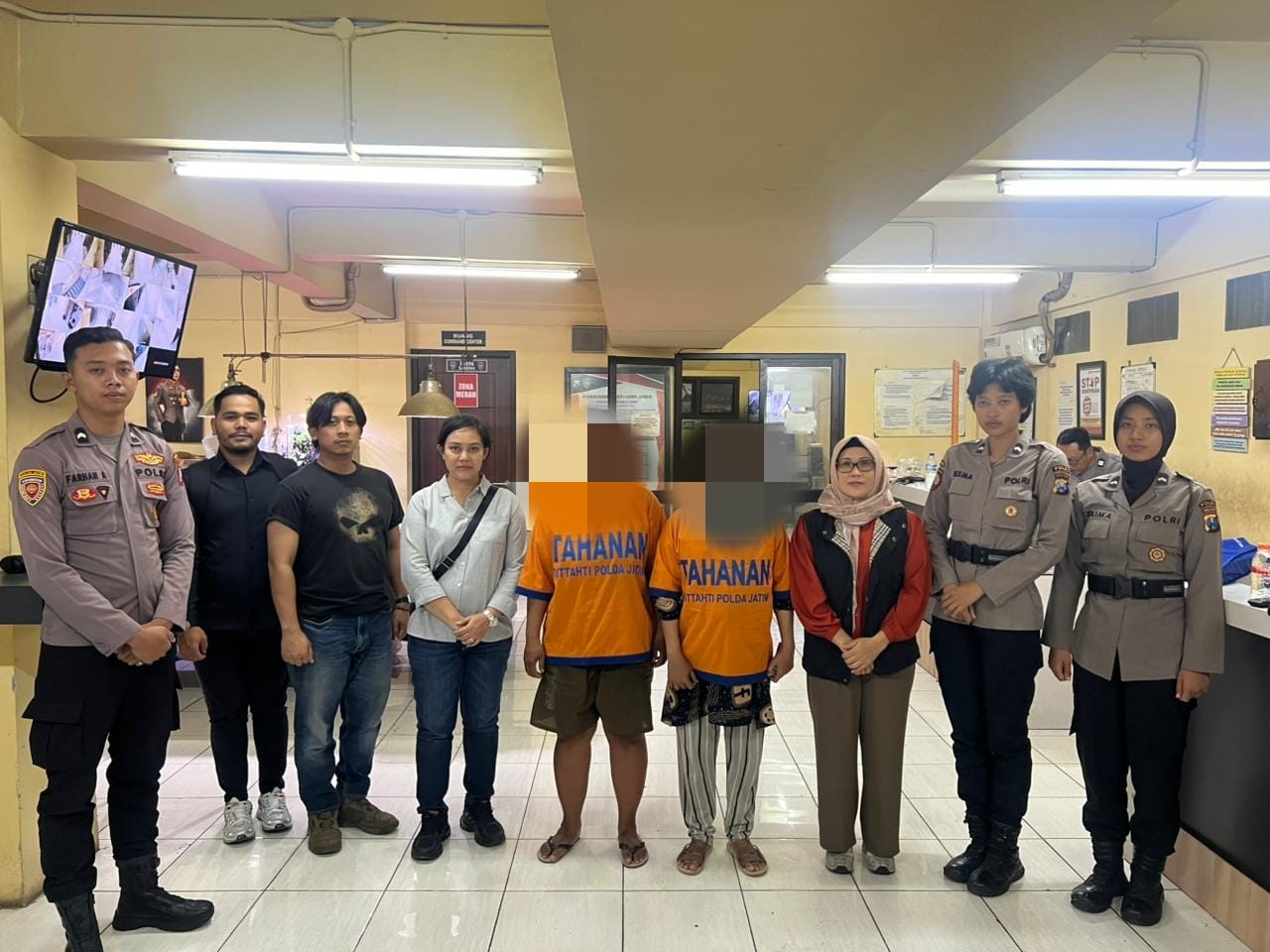 Dua tersangka orangtua sits dan telantarkan anak di pasar Kebayoran Lama Jaksel. (BeritaNasional/Bachtiarudin)