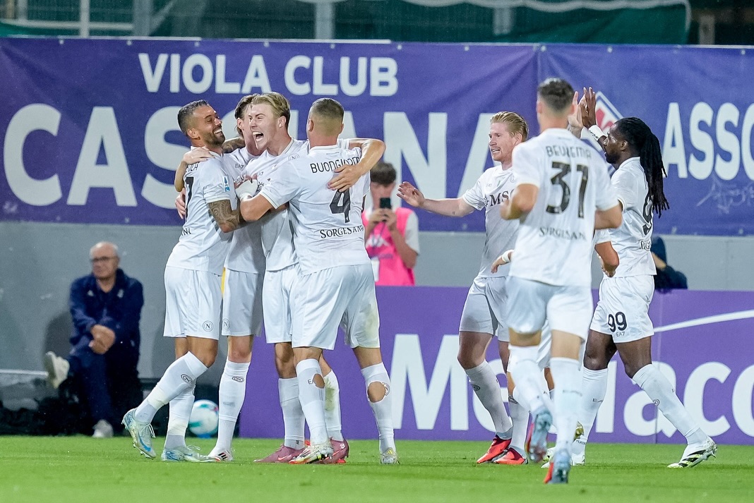 Para pemain Napoli berselebrasi setelah Hojlund mencetak gol ke gawang Fiorentina. (Foto/Instagram napoli)