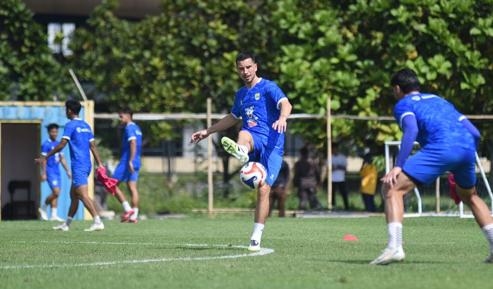 Thom Haye dan Reijnders Siap Debut di Laga Persib Bandung vs Persebaya, Ini Kata Bojan Hodak Para pemain Persib Bandung sedang berlatih. (Foto/persib.co.id)