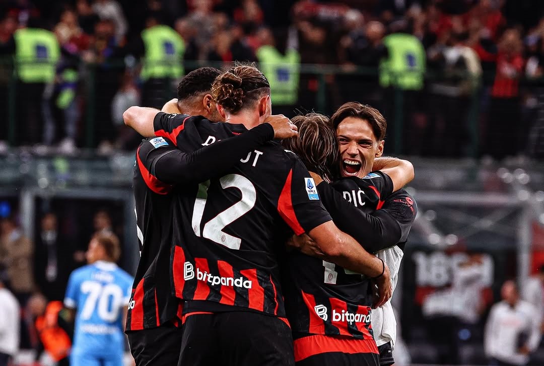 Para penggawa AC Milan merayakan kemenangan kontra Napoli di Serie A. (Foto/Instagram AC Milan)