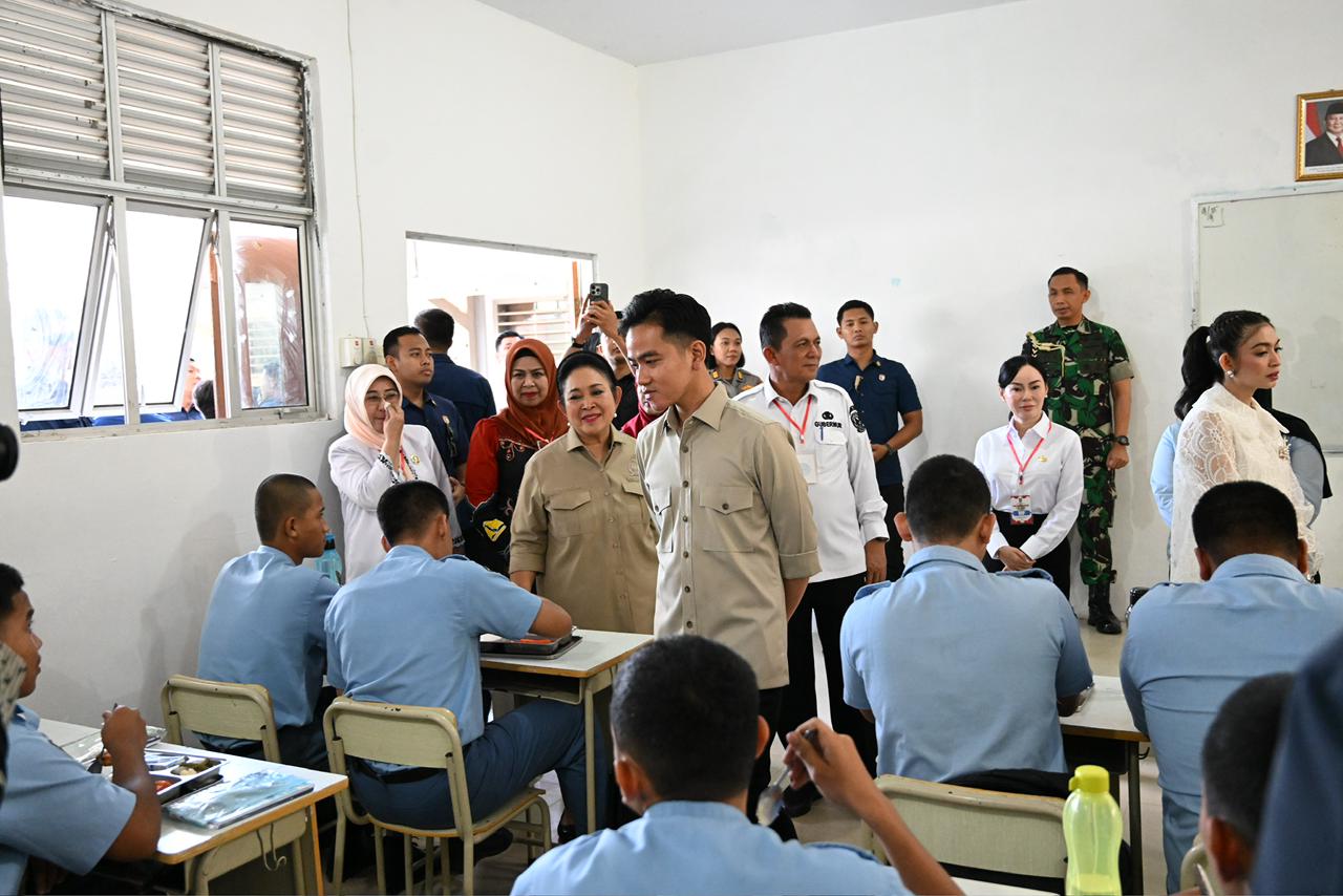 Wakil Presiden (Wapres) Gibran Rakabuming dan Ibu Selvi Gibran Rakabuming meninjau langsung pelaksanaan Program Makan Bergizi Gratis (MBG) di SMK Negeri 1 Batam. (BeritaNasional/Elvis Sendouw/HO Setwapres)