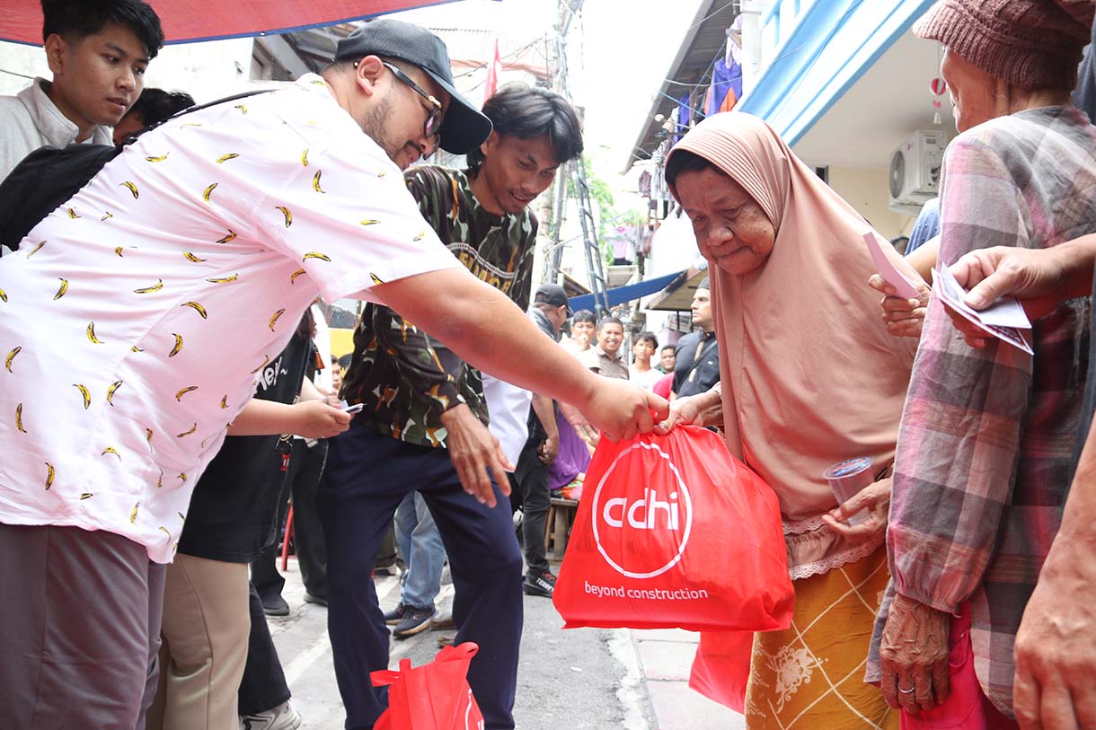 Komunitas aktivis 1998 dan alumni Kelompok Cipayung, 98 Resolution Network, membagikan sembako kepada warga Kwitang, Jakarta, Sabtu (20/9/2025).  (Beritanasional.com/Oke Atmaja)