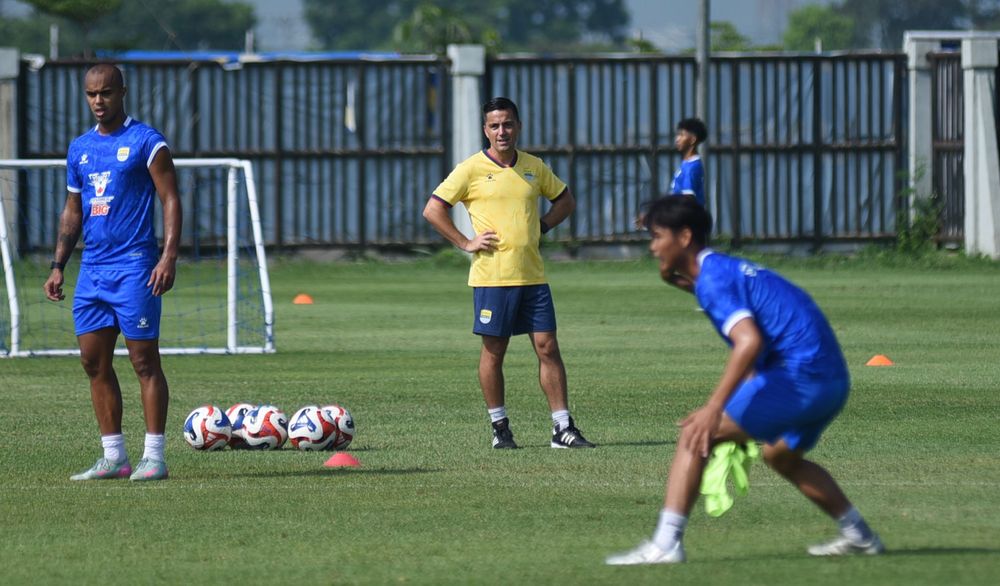 Pelatih Fisik Persib Miro Petric (tengah). (Foto/persib.co.id)