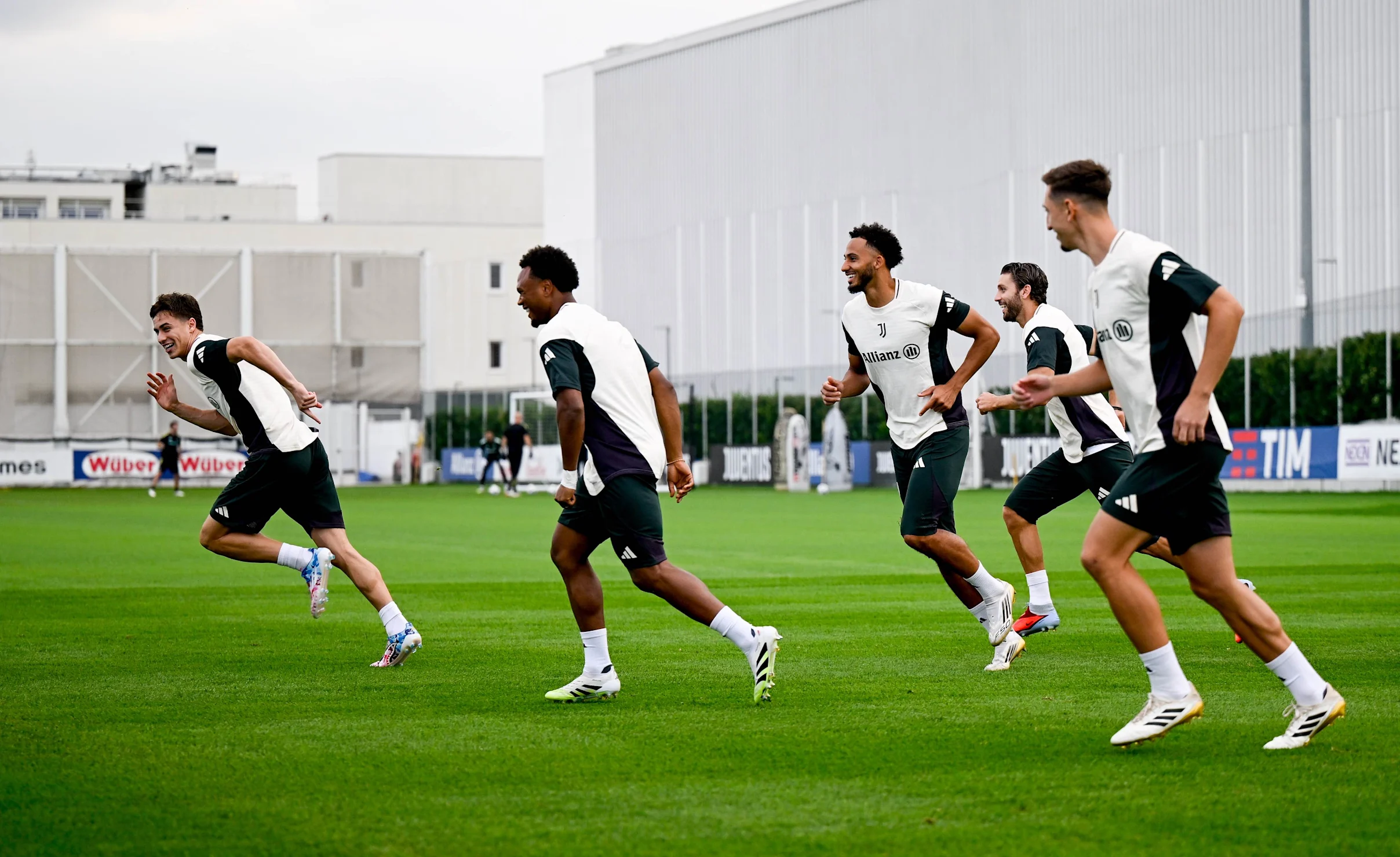 Pemain Juventus sedang menjalani sesi latihan sebelum bertanding melawan Borussia Dortmund. (Foto/Juventus)