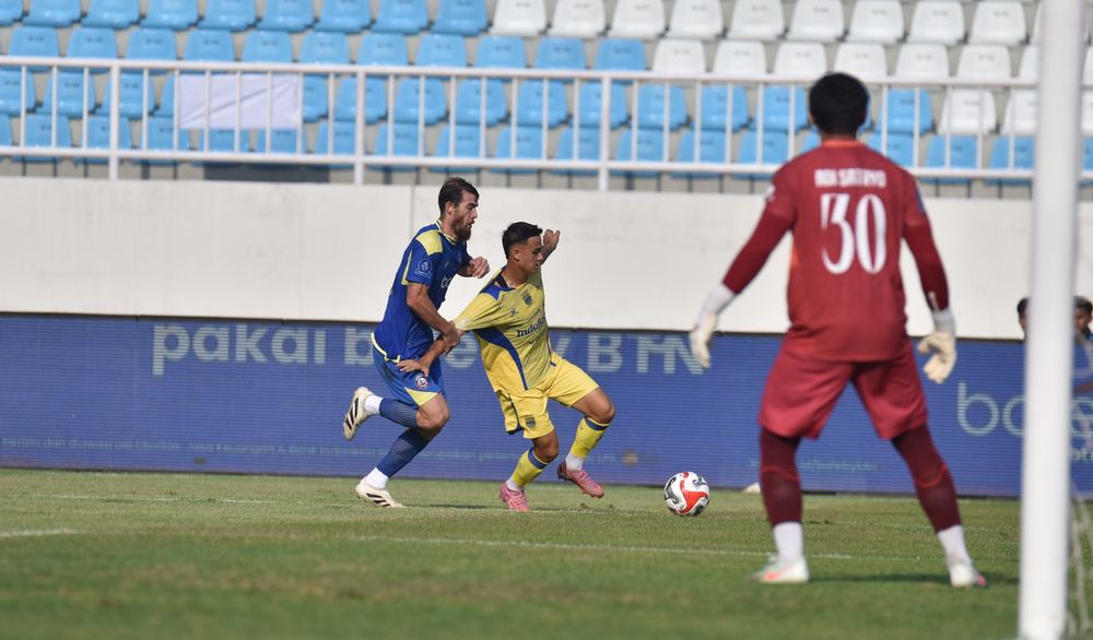 Pemain Persib Bandung Eliano Reinjders berebut bola dengan pemain Arema FC. (Foto/persib.co.id).