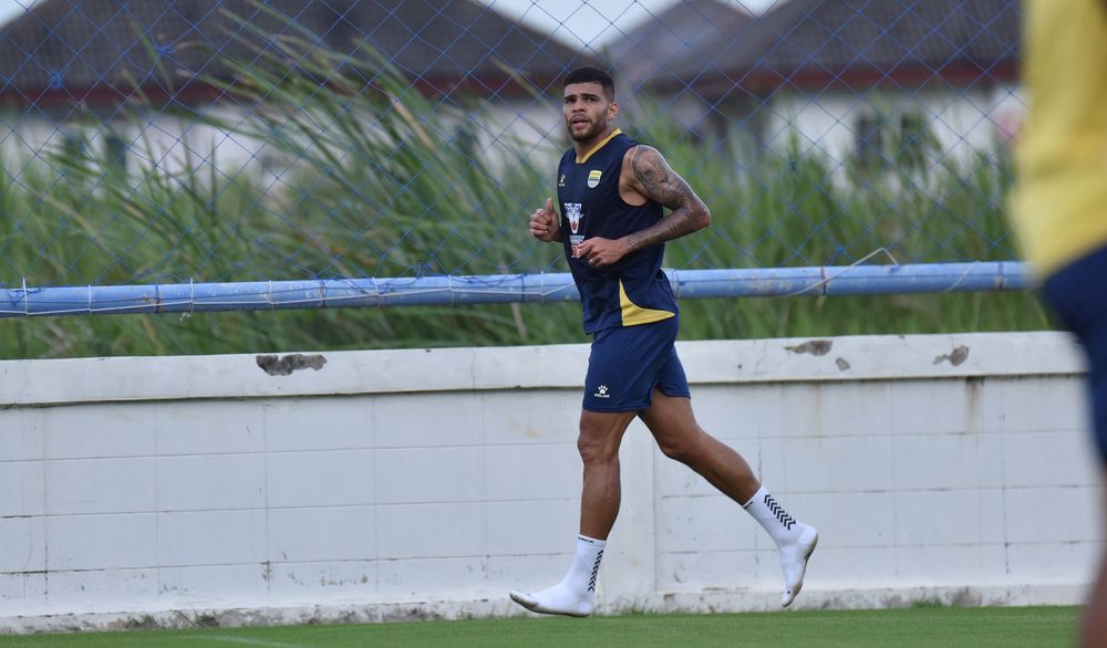 Pemain Persib Bandung Rosembergne "Berguinho" Da Silva latihan terpisah. (Foto/persib.co.id)