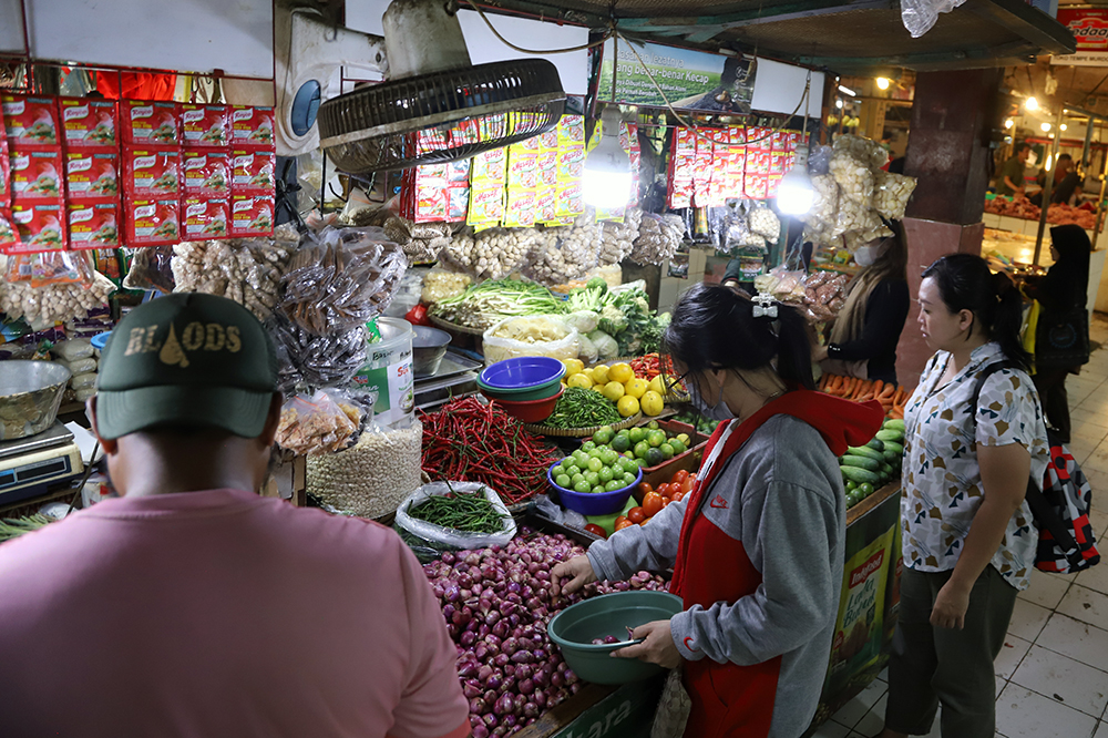 Harga Pangan Hari Ini Senin: Beras, Daging, hingga Cabai Turun Pembeli berbelanja bahan kebutuhan pokok di salah satu pasar. (BeritaNasional/Elvis)