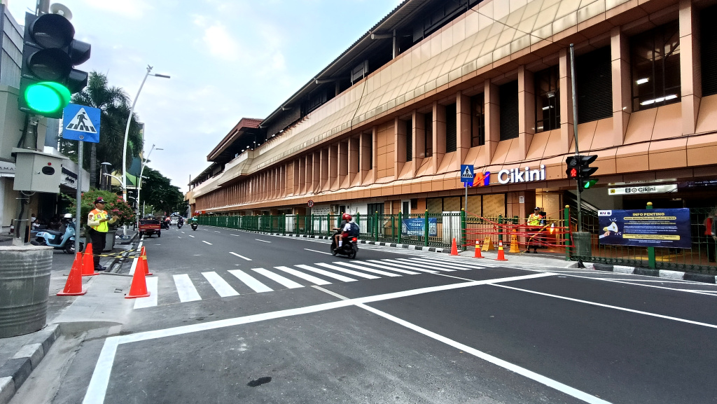 Petugas berjaga di pelican crossing di Stasiun KRL Cikini, Jakarta, Senin (15/9/2025). (Beritanasional.com/Oke Atmaja)