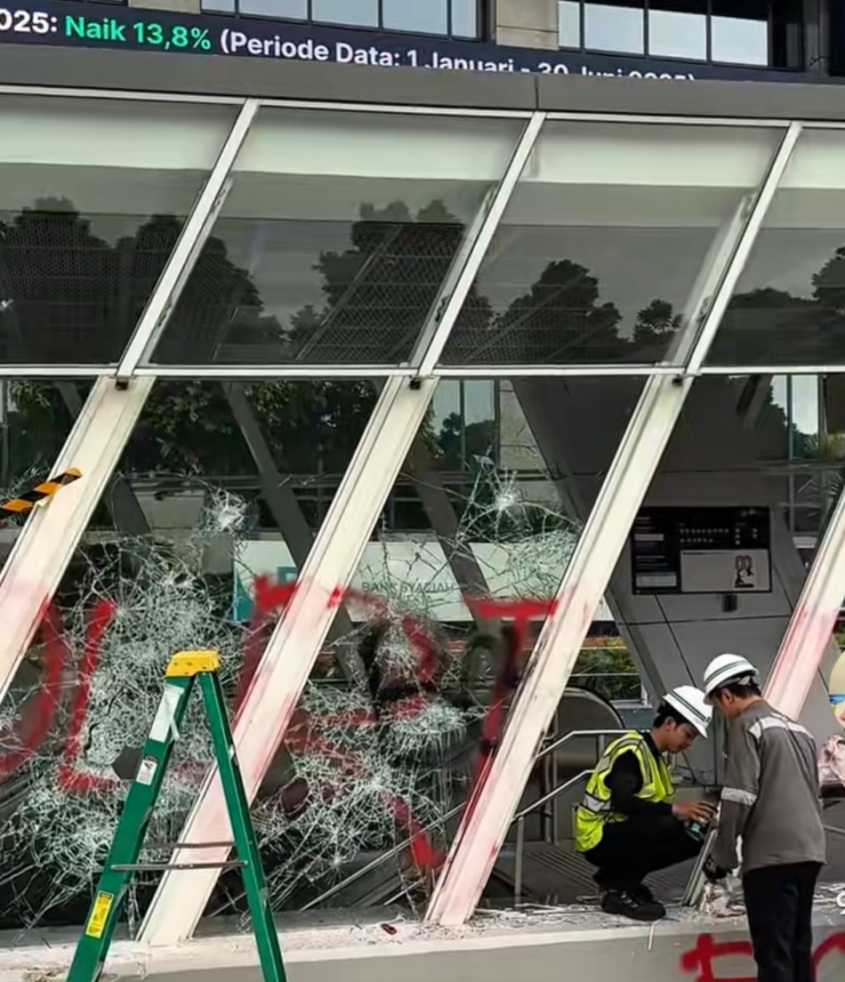Pemprov DKI Rugi Rp51 Miliar Akibat Aksi Unjuk Rasa Halte MRT di kawasan Sudirman rusak imbas ujuk rasa yang diprovokasi. (BeritaNasional/dok pribadi)