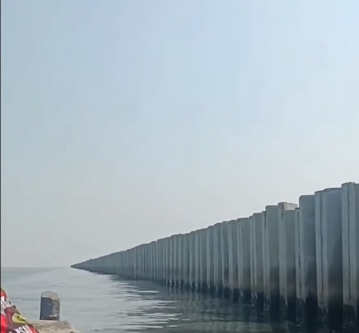Penampakan tanggul beton yang menyulitkan nelayan di Cilincing Jakarta Utara. (BeritaNasional/intagram)