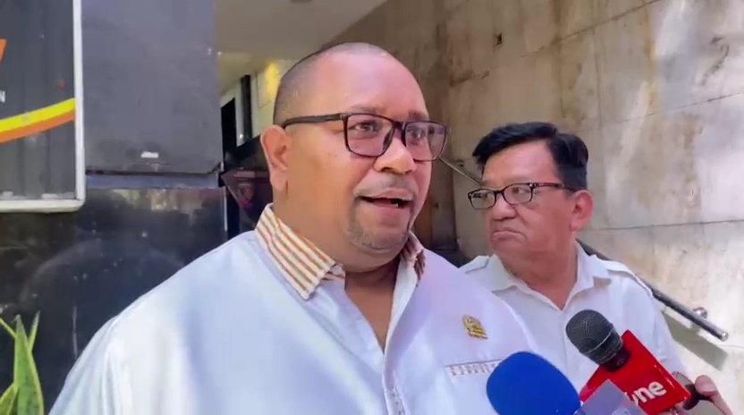 Pengacara tersangka EW alias Eras, Adrianus Agal. (BeritaNasional/Bachtiarudin Alam)