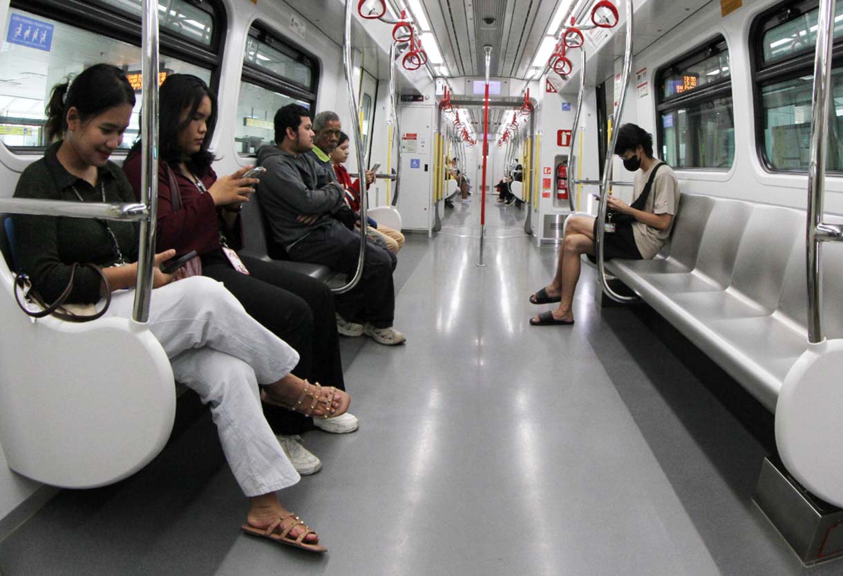 Penumpang menaiki kereta Lintas Raya Terpadu (LRT) Jabodebek di Jakarta, Kamis(18/9/2025). (Beritanasional.com/Oke Atmaja)