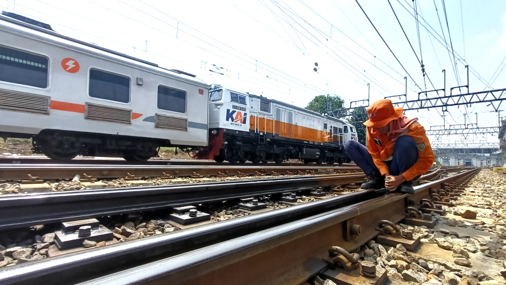 Sejumlah pekerja PT KAI melakukan perawatan rutin rel kereta api di kawasan Stasiun Manggarai, Jakarta, Minggu (11/9/2025). (Beritanasional.com/Oke Atmaja)