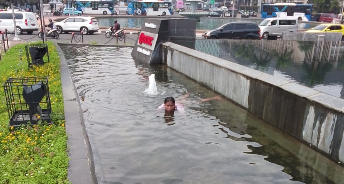 Perempuan Berenang di Kolam Patung Kuda Jadi Tontonan Warga. (Foto/istimewa)