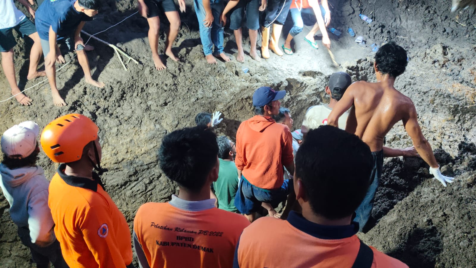 Tim gabungan mengevakuasi korban tertimbun longsor di Kabupaten Demak Jawa Tengah, Kamis (25/9/2025). (BeritaNasional/BNPB)
