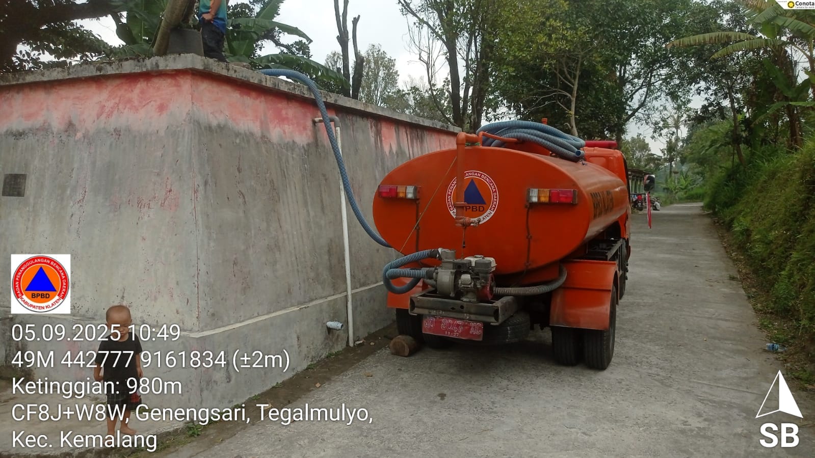 BPBD Kabupaten Klaten salurkan air bersih untuk warga akibat bencana kekeringan. (BeritaNasional/BNPB)
