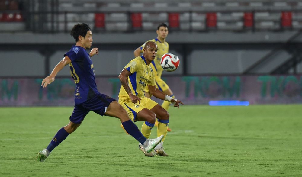 Gelandang Persib Wiliam Marcilio (jersey kuning) dalam laga kontra Persita. (Foto/Persib.co.id)