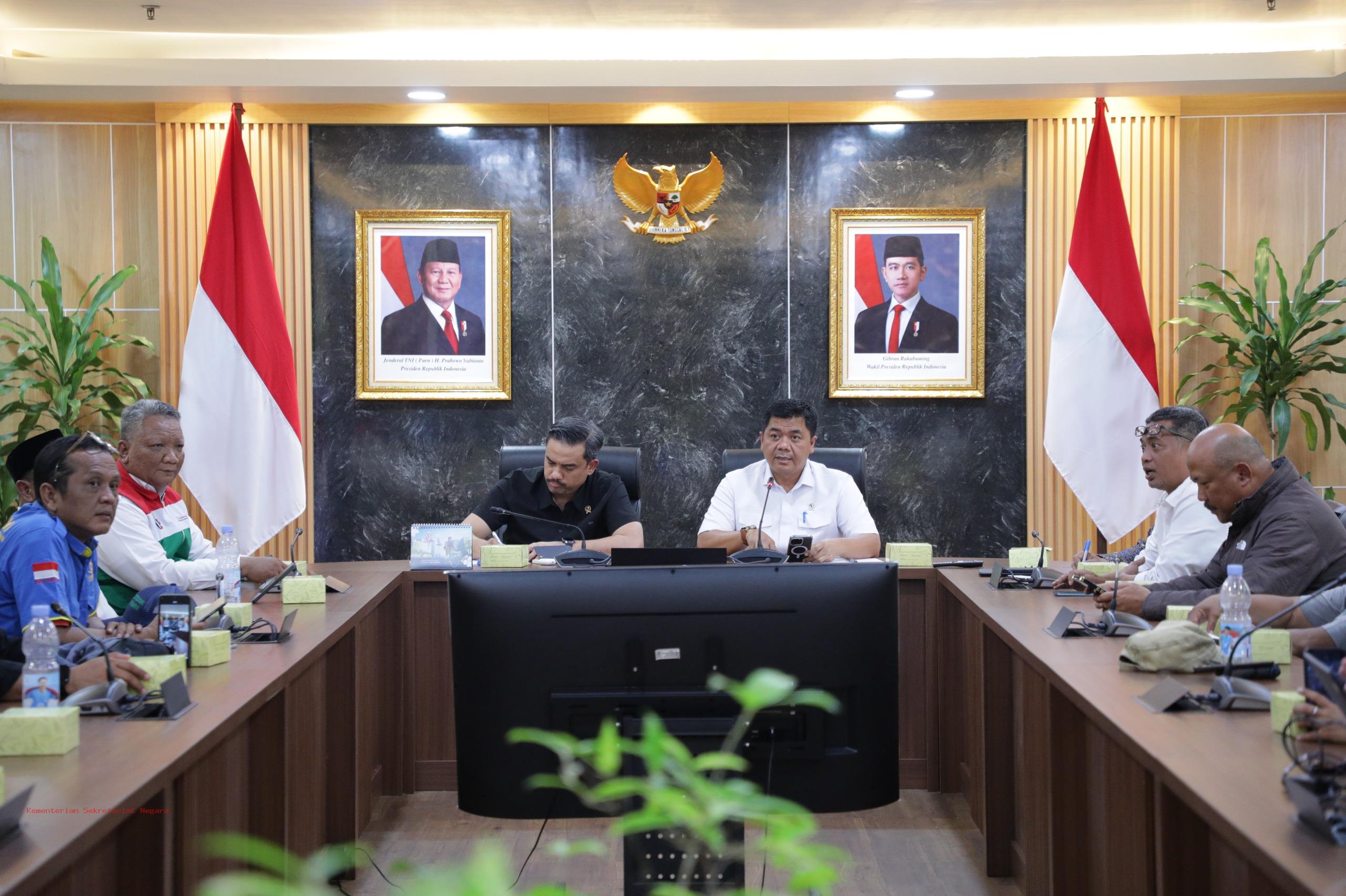 Perwakilan diterima langsung oleh Menteri Usaha Mikro, Kecil, dan Menengah (UMKM) Maman Abdurrahman bersama Wakil Menteri Sekretaris Negara (Wamensesneg) Juri Ardiantoro. (Foto/Setneg)