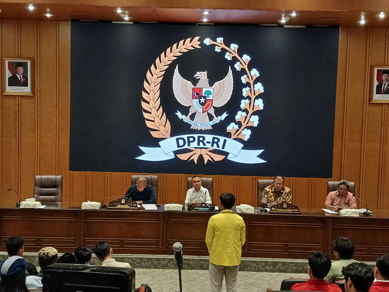 Perwakilan mahasiswa menyampaikan aspirasi kepada anggota DPR di Gedung Parlemen. (BeritaNasional/Ahda)