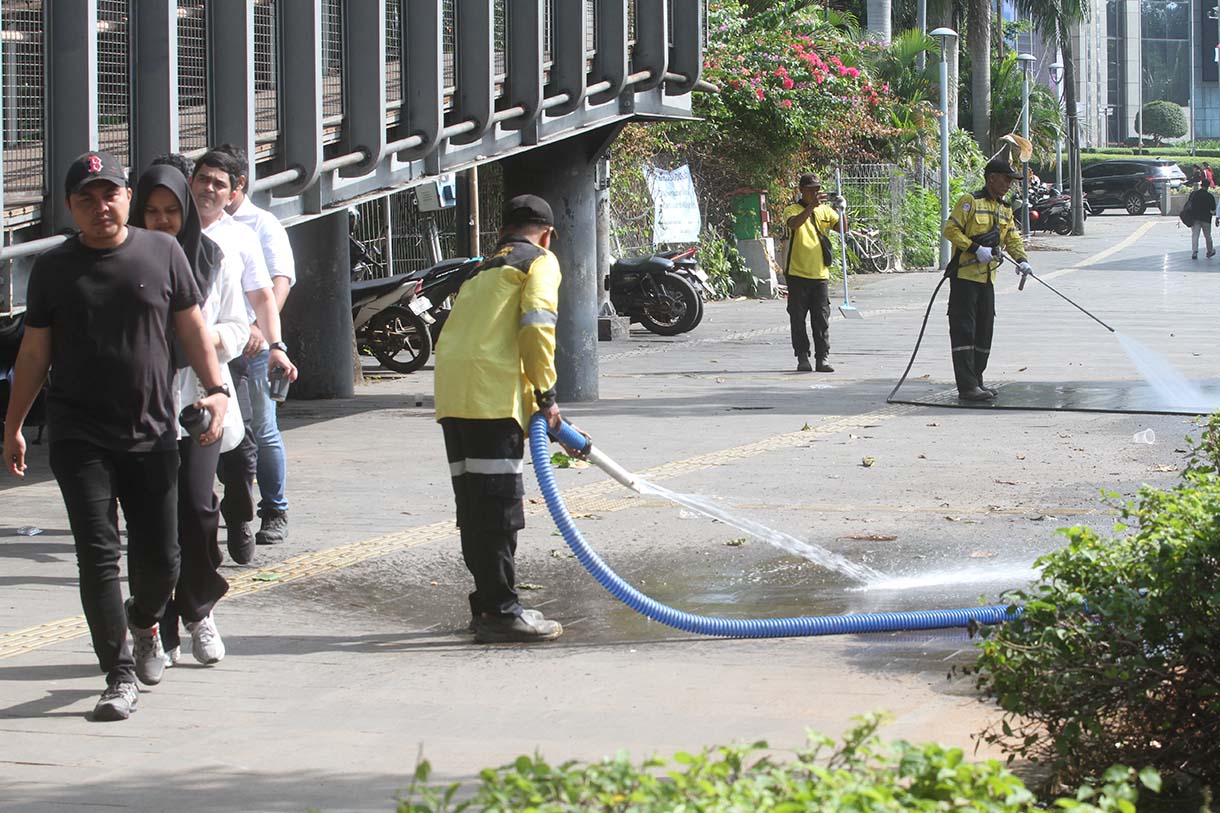 Petugas Dinas Bina Marga membersihkan trotoar di Jalan Jenderal Sudirman, Jakarta, Kamis (4/9/2025).  (Beritanasional.com/Oke Atmaja)