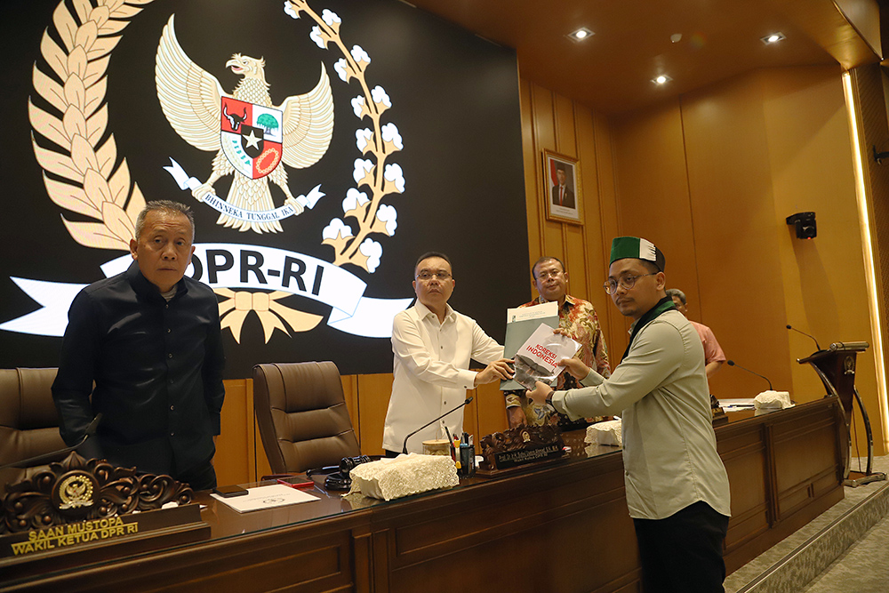 Pimpinan DPR RI menerima sejumlah perwakilan mahasiswa dari 16 organisasi kemahasiswaan di gedung DPR (BeritaNasional/Elvis Sendouw)