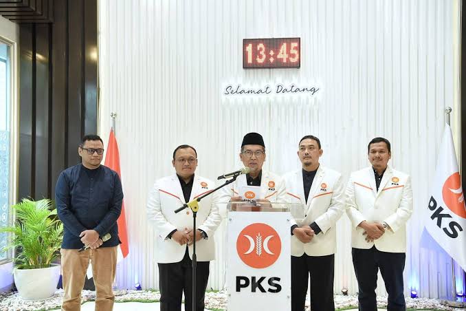 Presiden PKS Almuzzamil Yusuf (tengah) bersama jajaean PKS (BeritaNasional/istimewa)