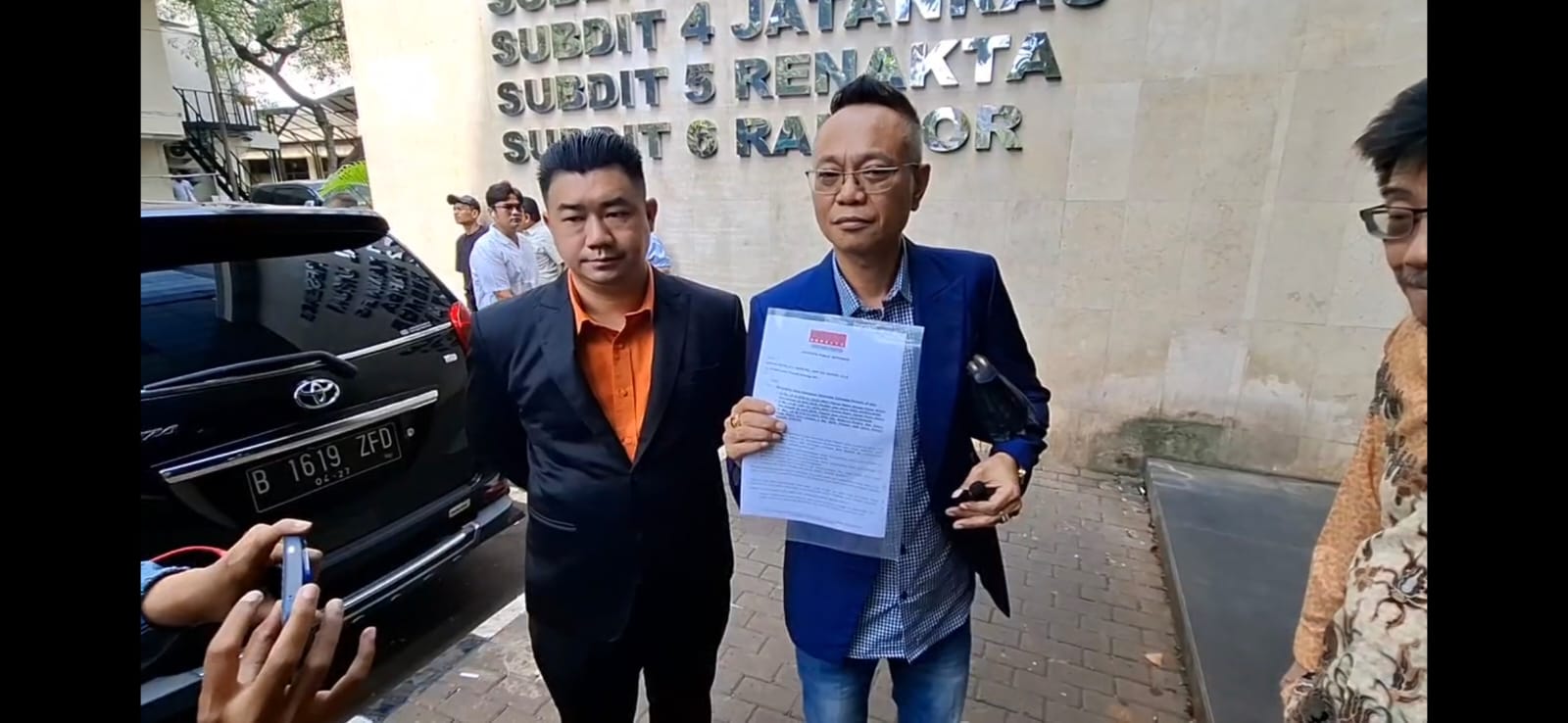 Polda Metro Diminta Tetap Fokus Usut Kasus Tuduhan Ijazah Palsu Jokowi yang Seret Roy Suryo Cs Sekjen Peradi Bersatu Ade Darmawan (kanan). (BeritaNasional/Bachtiarudin Alam)