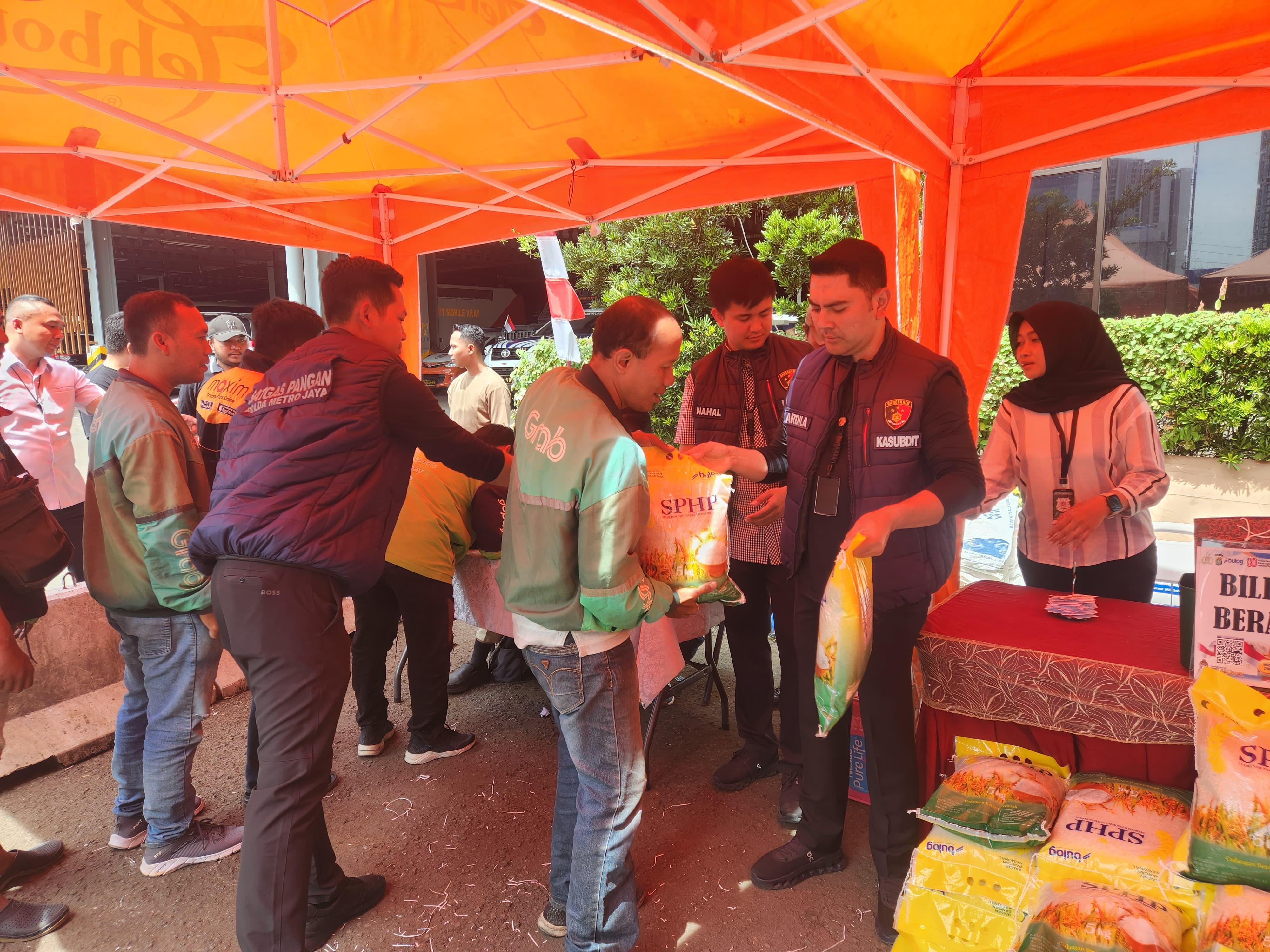 Jaga Stabilitas Harga, Polda Metro Jaya Distribusikan 5 Ton Beras Lewat Gerakan Pangan Murah Polda Metro Jaya Distribusikan 5 Ton Beras Lewat GPM. (Foto/istimewa)