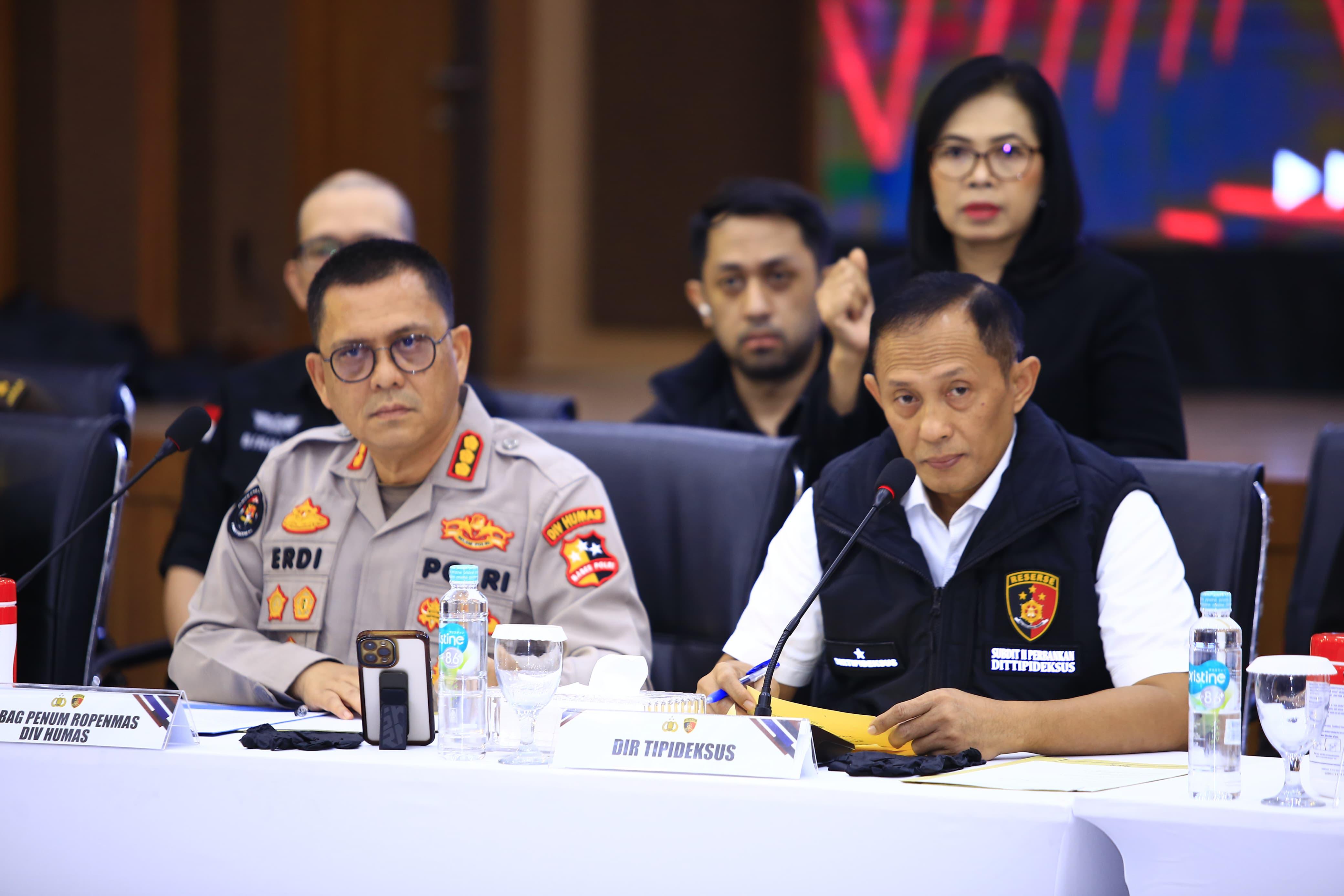 Dirtipideksus Bareskrim Polri Brigjen Helfi Assegaf (kanan) saat konferensi pers. (BeritaNasional/Bachtiarudin Alam)