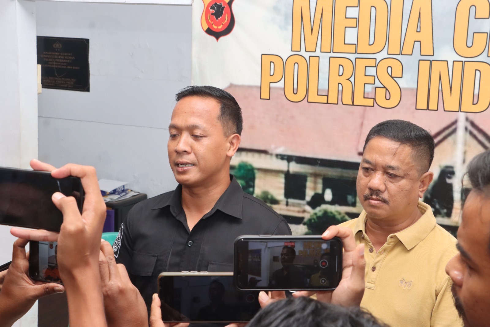 Kasi Humas Polres Indramayu AKP Tarno saat diwawancarai. (Foto/Istimewa)