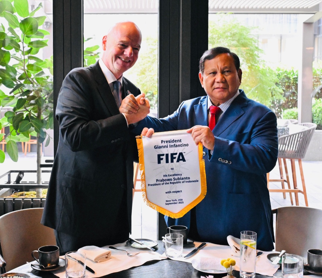 Presiden Prabowo Subianto berjabat tangan dengan Presiden FIFA Gianni Infantino di Amerika Serikat. (BeritaNasional/Setpres)