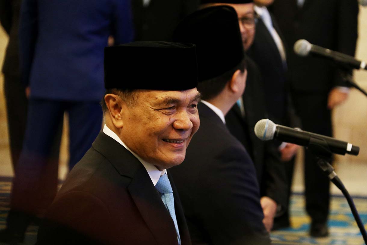 Menteri Koordinator Bidang Politik dan Keamanan Djamari Chaniago memberikan keterangan pers usai mengikuti acara pelantikan Menteri dan Wakil Menteri Negara Kabinet Merah Putih Dalam Sisa Masa Jabatan Periode Tahun 2024-2029 di Istana Negara, Jakarta, Rabu (17/9/2025).  (Beritanasional.com/Oke Atmaja)