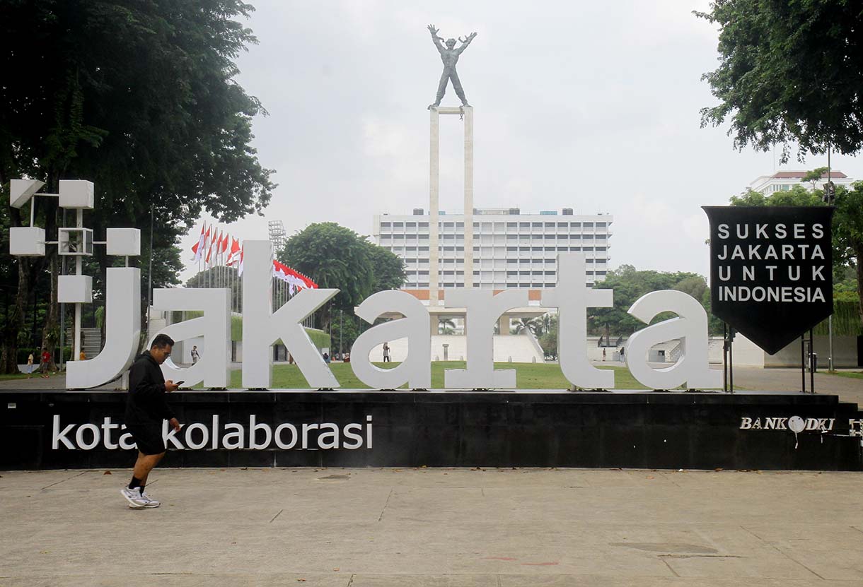 Warga berolahraga di lapangan banteng, Jakarta, Senin (29/9/2025).(Beritanasional.com/Oke Atmaja)