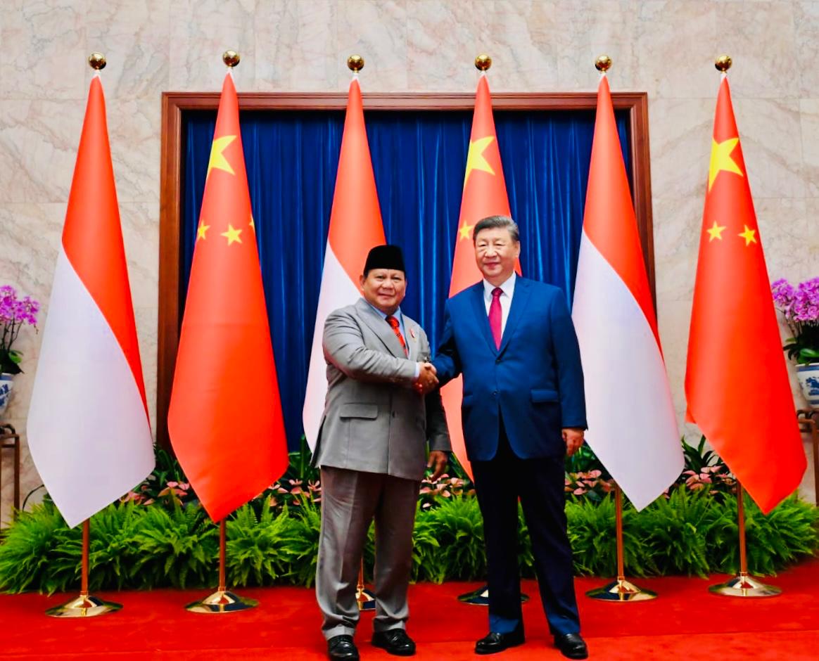 Bertemu Xi Jinping, Presiden Prabowo Minta Maaf Tak Bisa Hadiri KTT SCO Presiden Indonesia Prabowo Subianto (kiri) bersalaman dengan Presiden China Xi Jinping. (Foto/BPMI)