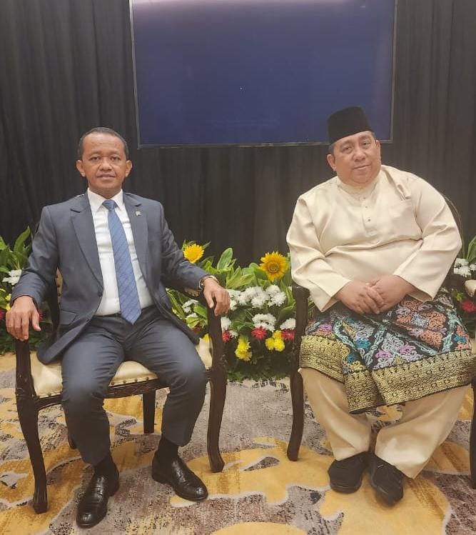 Presiden Pemuda Masjid Dunia Said Aldi Al Idrus (kanan) bersama Menteri ESDM Bahlil Lahadalia. (Foto/Istimewa)