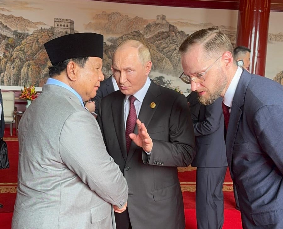 Presiden Indonesia Prabowo Subianto (kiri) berbincang dengan Presiden Rusia Vladimir Putin di Beijing. (Foto/BPMI)