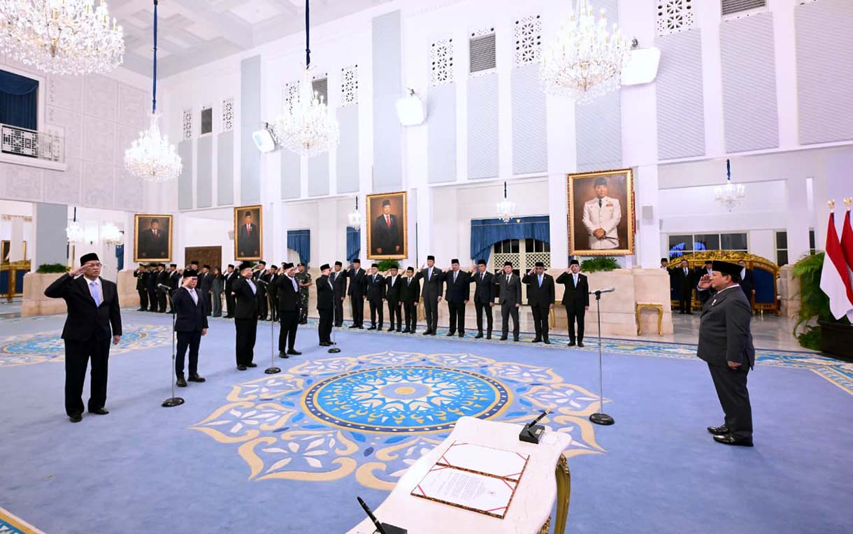 (dari kiri) Menteri Keuangan Purbaya Yudhi Sadewa, Kepala Badan Pelindungan Pekerja Migran Indonesia (BP2MI) Muktaruddin, Menteri Koperasi Ferry Juliantono, Menteri Haji dan Umroh Mochamad Irfan Yusuf dan Wakil Menteri Haji dan Umroh Dahnil Azhar Simanjuntak mengikuti pelantikan menteri dan wakil menteri Kabinet Merah Putih di Istana Negara, Kompleks Istana Kepresidenan, Jakarta, Senin (8/9/2025). (Biropers)