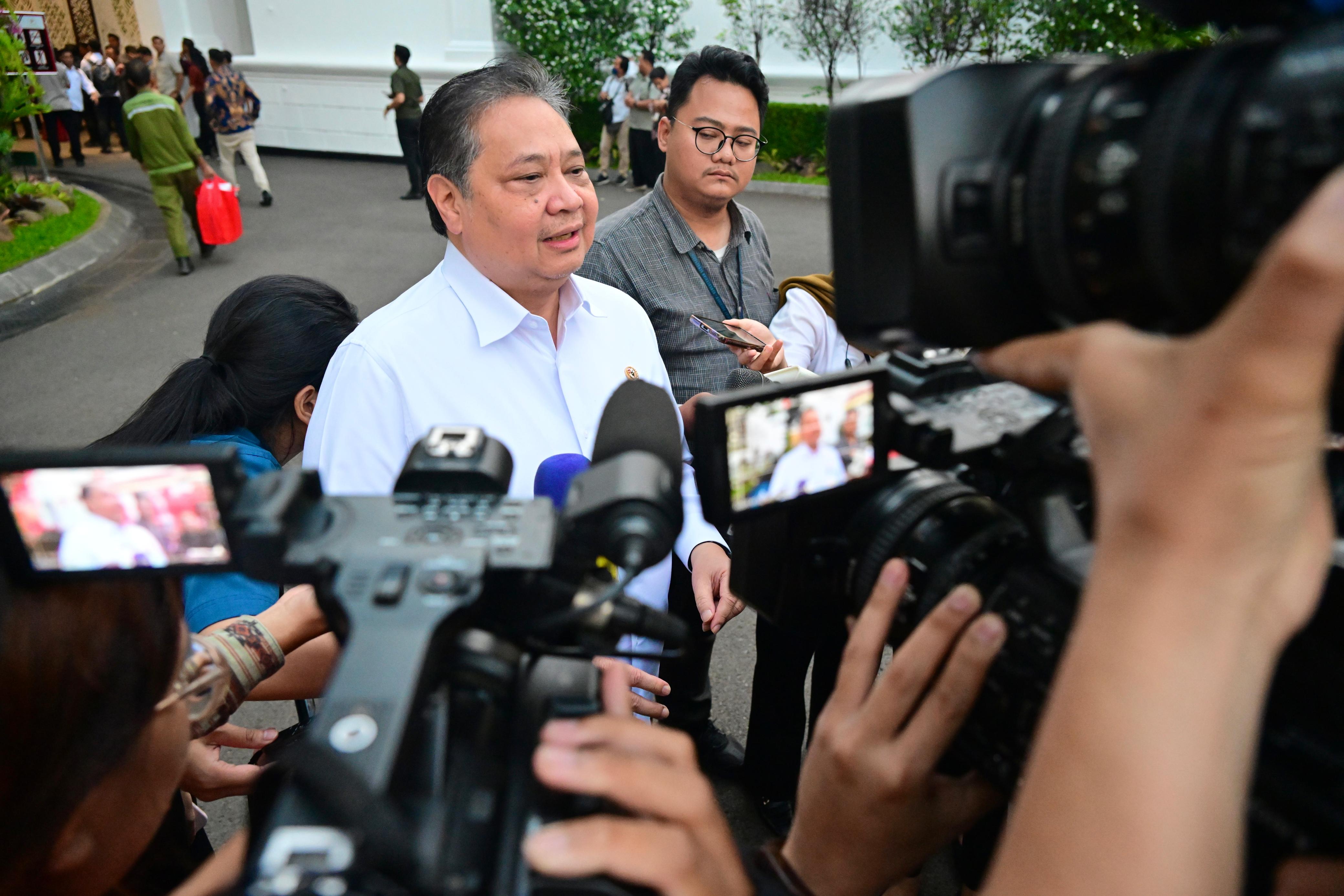 Menko Perekonomian Airlangga Hartaro ditemui di istana. (Foto/Setkap))