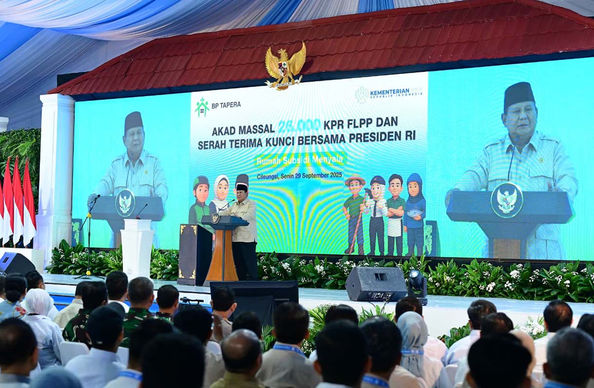 Presiden Prabowo Subianto memberikan sambutan pada acara akad massal KPR Sejahtera FLPP dan serah terima kunci di Perumahan Pesona Kahuripan 10, Cileungsi, Kabupaten Bogor, Jawa Barat, Senin (29/9/2025).  (Beritanasional.com/Oke Atmaja)