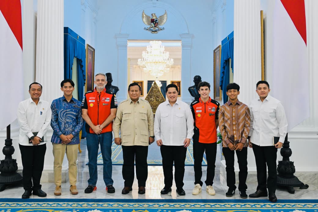 Presiden Prabowo Subianto bersama juara dunia MotoGP 2025 Marc Marquez (tiga dari kanan) dan dua pembalap Indonesia. (Foto/BPMI)