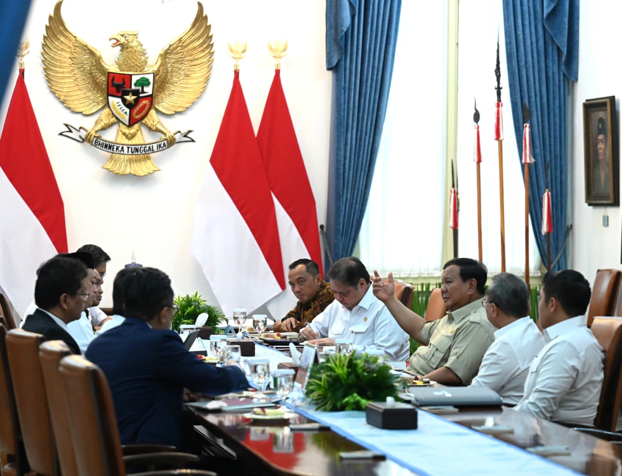 Presiden Prabowo Subianto memimpin rapat terbatas (ratas) bersama sejumlah menteri di Istana . (Foto/BPMI)