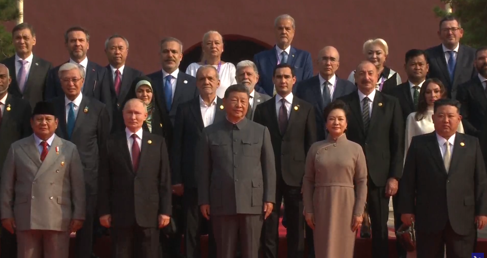 Momen Prabowo Berdiri di Barisan Depan Samping Putin saat Parade Militer China Presiden Prabowo Subianto menghadiri parade militer memperingati 80 tahun berakhirnya Perang Dunia II alias Victory Day. (Foto/istimewa)