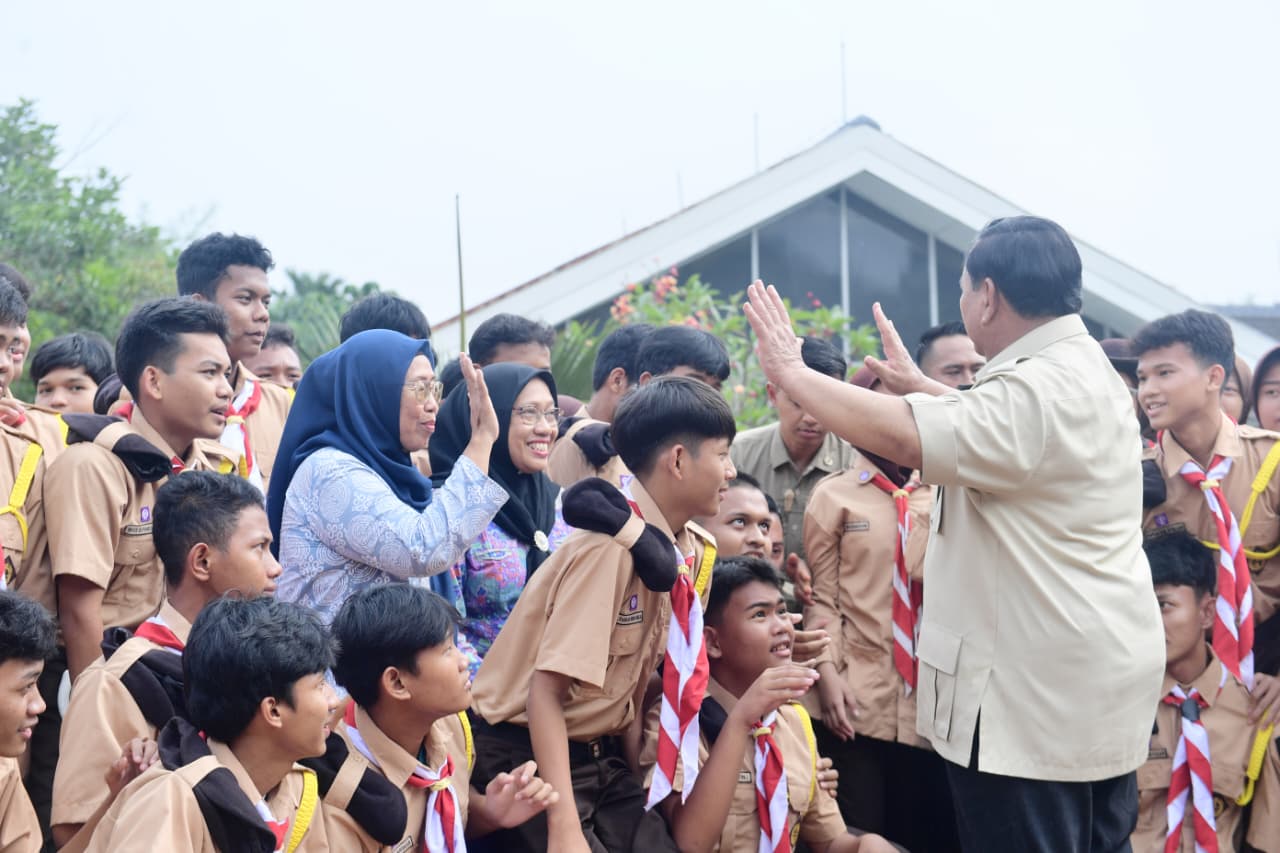 Momen Presiden Prabowo Subianto mengunjungi Sekolah Rakyat Menengah Atas (SRMA) Margaguna di Jakarta Selatan. (Foto: Biro Pers Sekretariat Presiden)